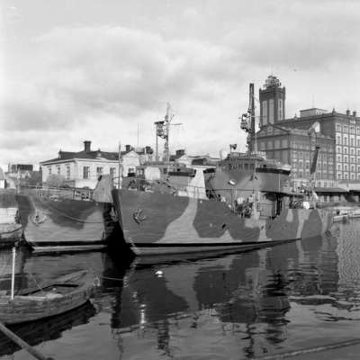 Flottans minläggare i hamnen 7/11 1954