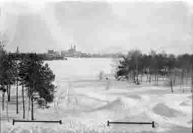 Vy från gamla Epedimisjukhuset på Lindö mot Kvarnholmen, vinter, Malmfjärden